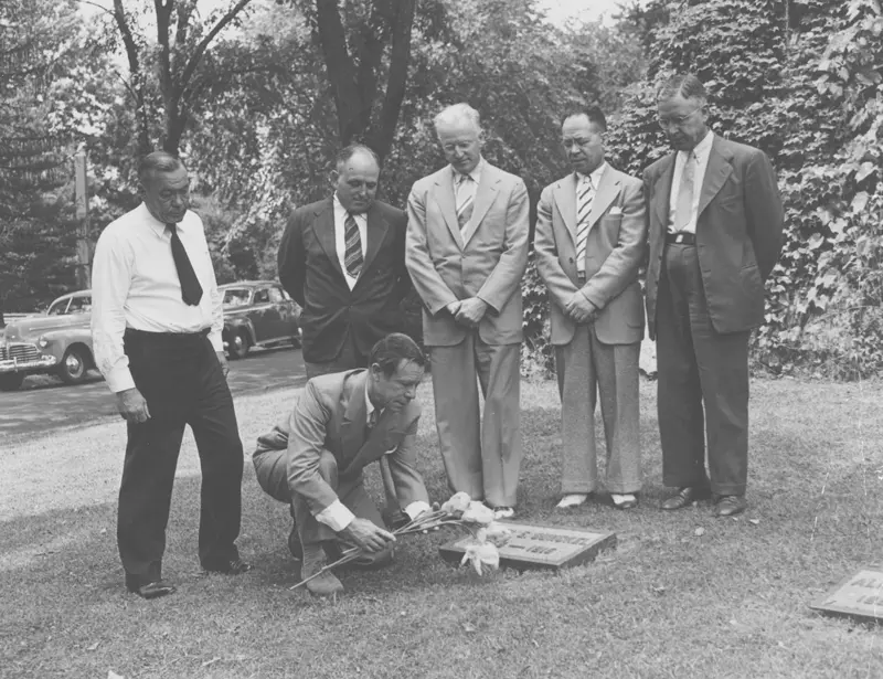 Joe E. Brown pays his respects at the Gunckel Memorial